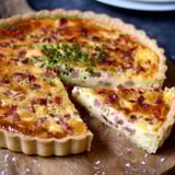 Une quiche Lorraine est servie sur une table.