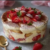 Une tarte aux fraises façon tiramisu est servie sur un plateau.